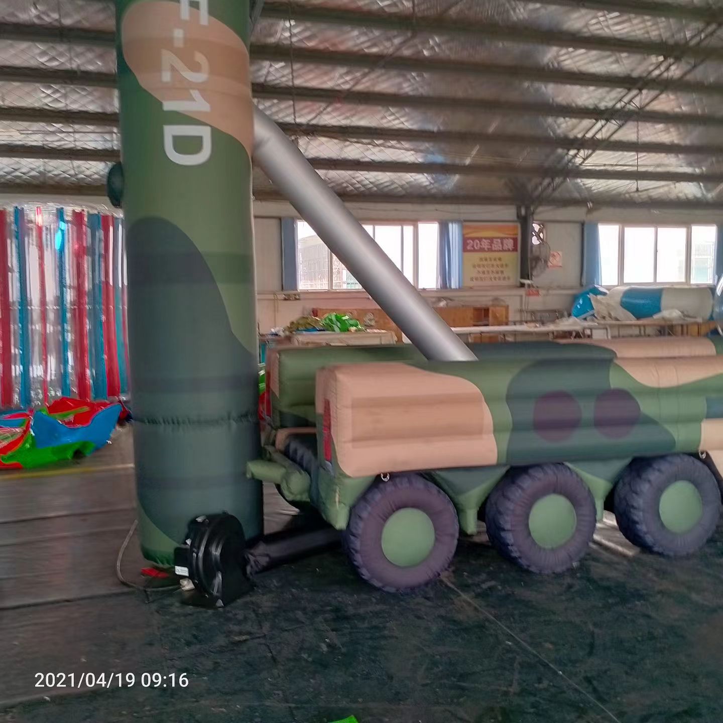 三门峡军事演习中的充气目标车辆：模拟发射车雷达车坦克飞机